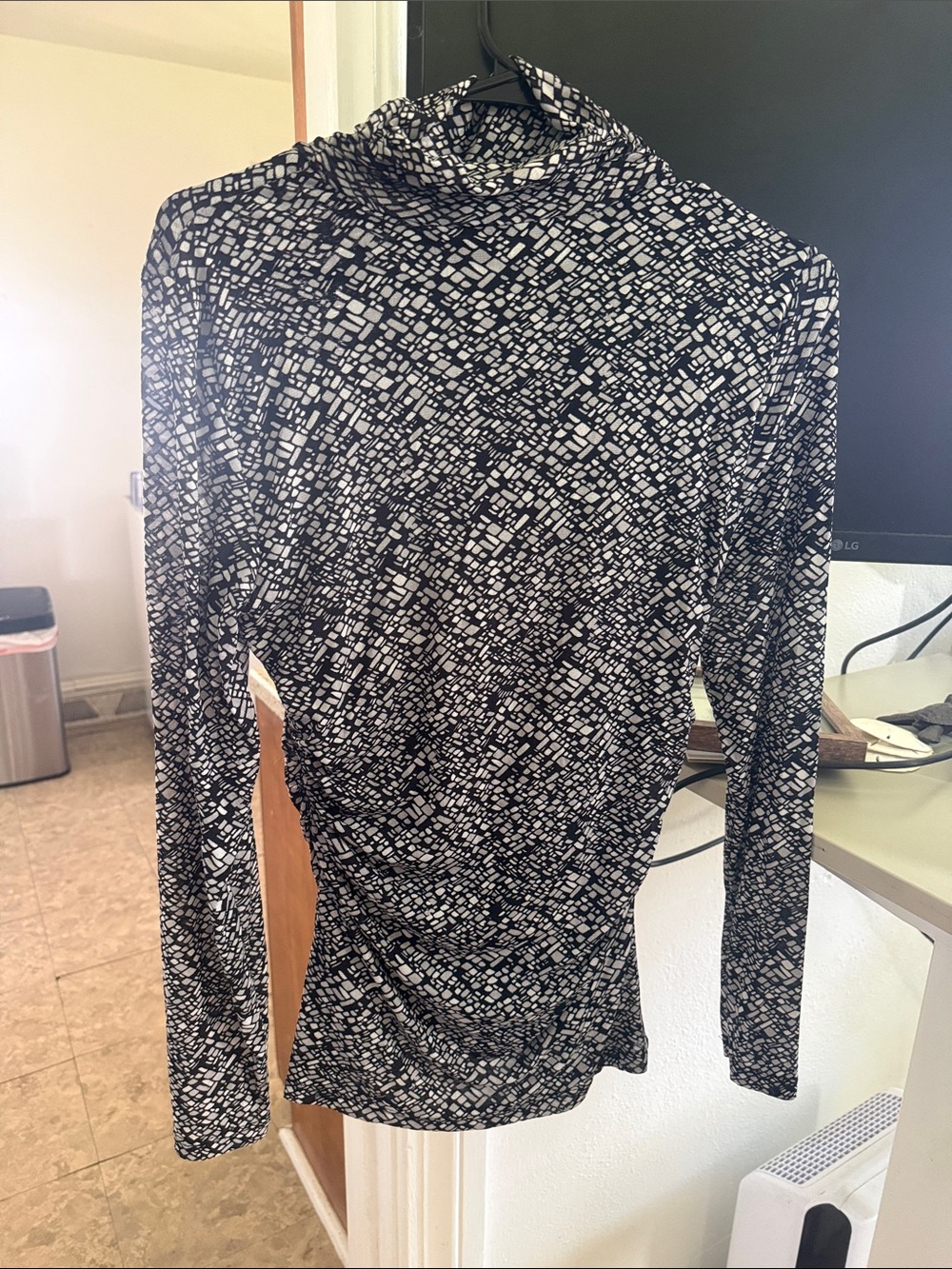 Cable & Gauge Black and White Geometric Mock Neck Long-Sleeve Top
